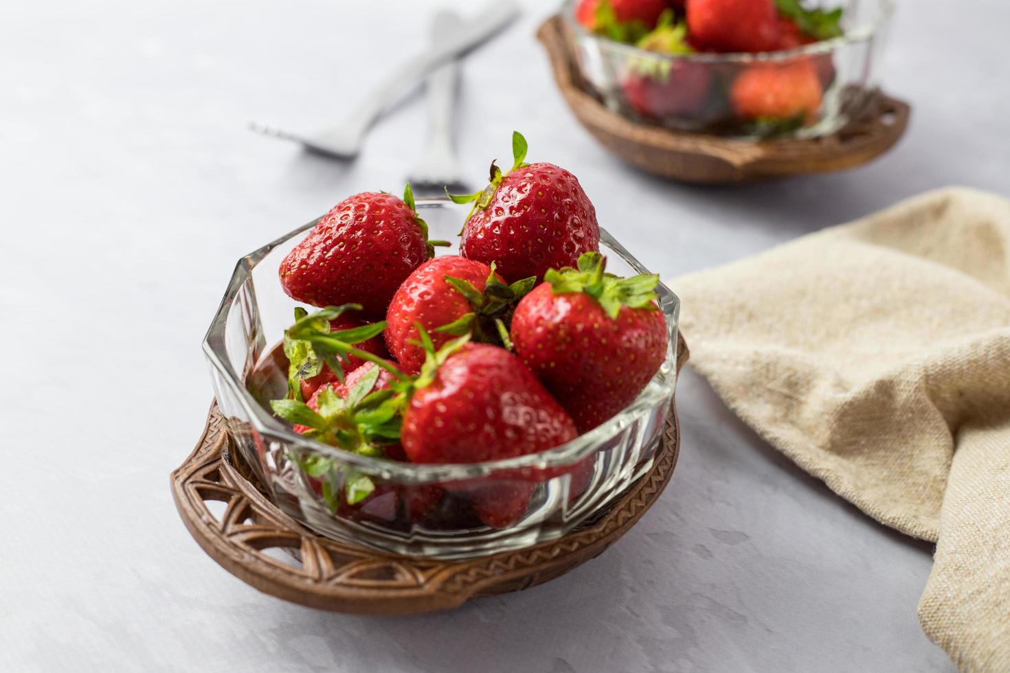 fresas en tazones vintage. un delicioso refrigerio de verano. foto