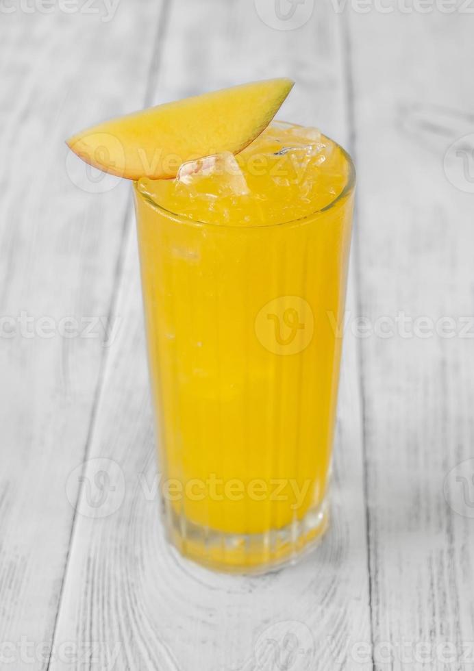 copa de cóctel de ponche de mango foto