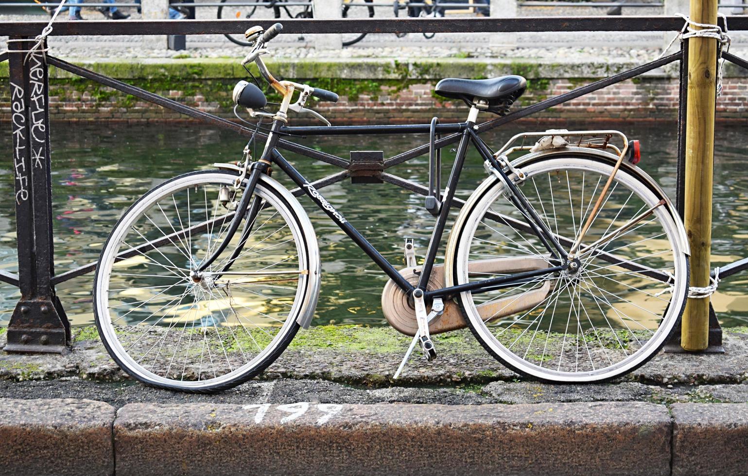 Bicicleta cruiser negra y gris en la fotografía de enfoque foto