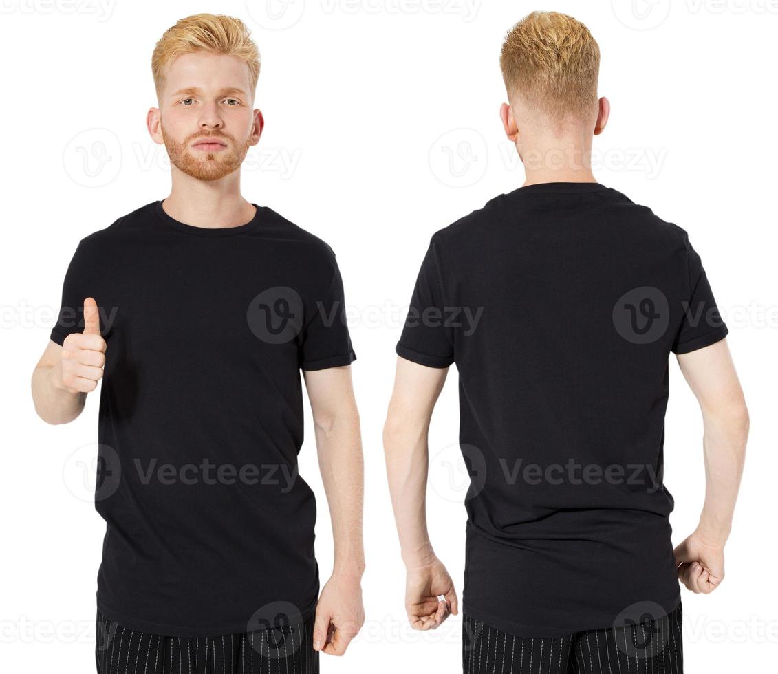 Camiseta negra en una plantilla de hombre joven de pelo rojo sobre fondo blanco, espacio de copia de camiseta de hombre foto