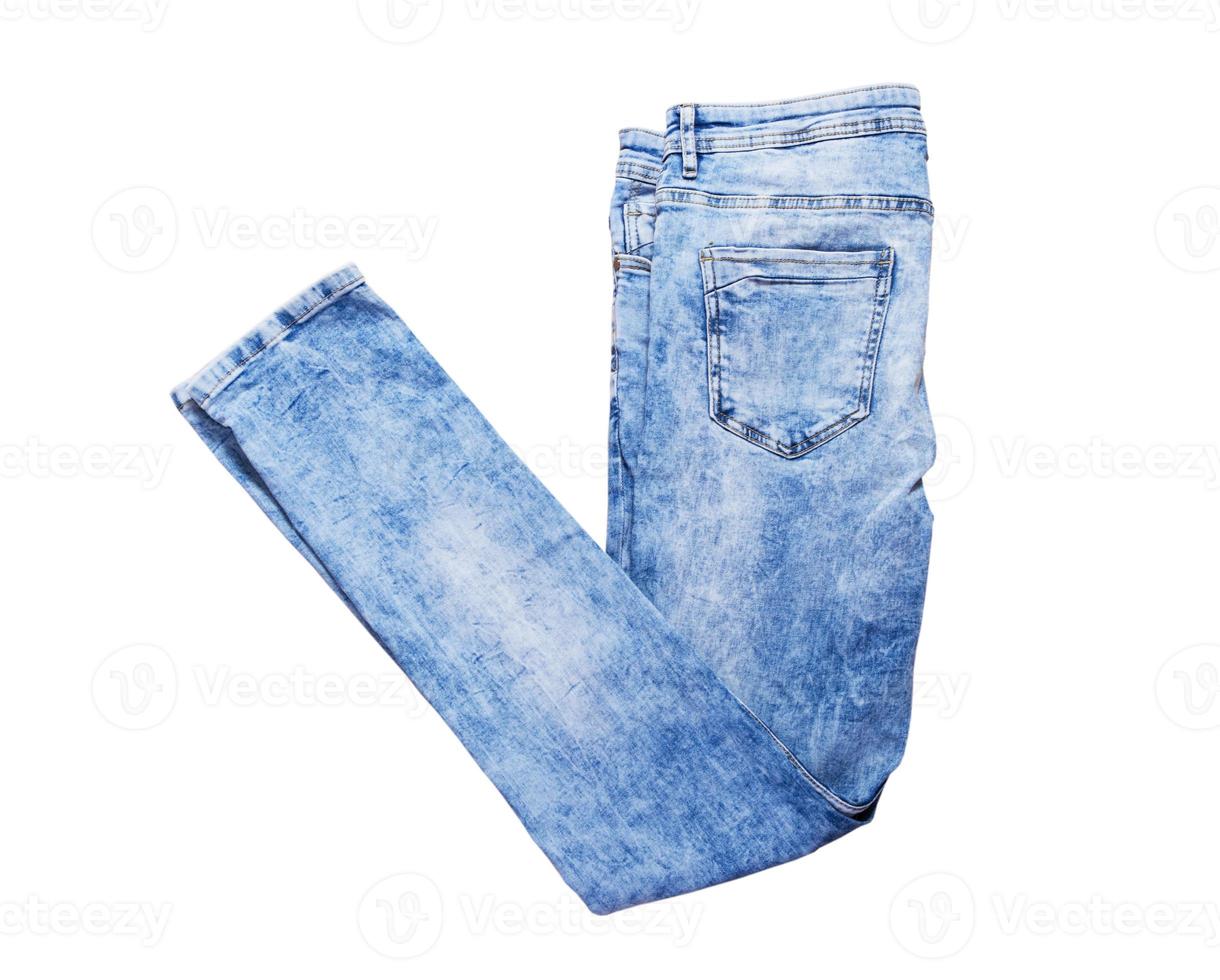 Jeans pantalones de mezclilla azul aislado de cerca sobre fondo blanco. foto