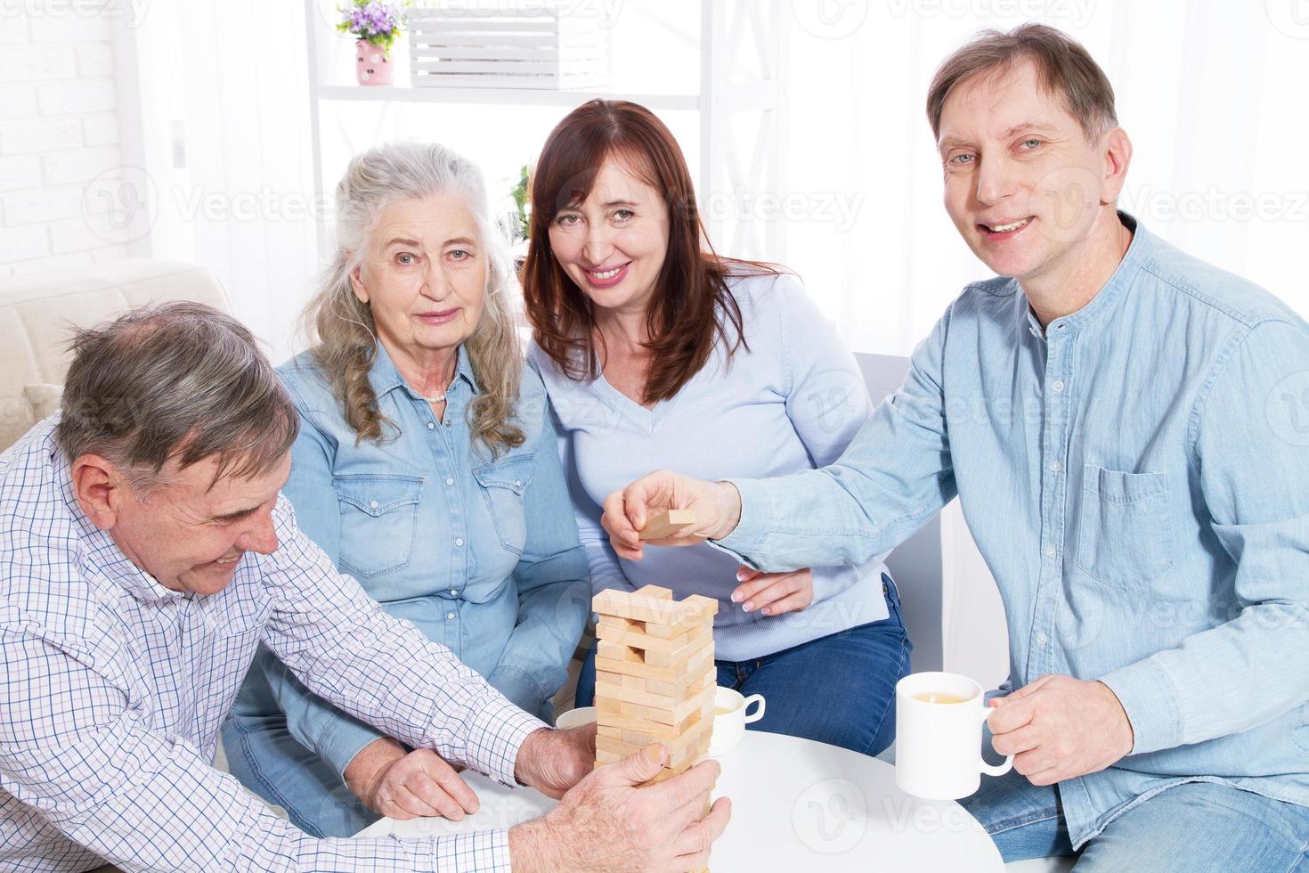 Pareja de ancianos con primer plano de la familia haciendo una pirámide con cubos de madera vacíos cerrar foto