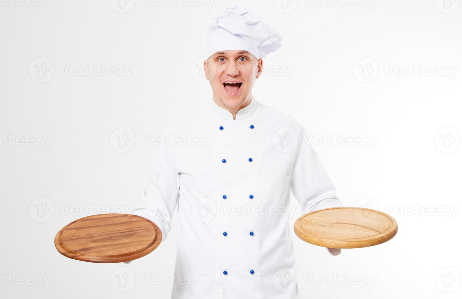 Chef masculino sonriente emocional con mesa de pizza en blanco en la mano, concepto de comida sabrosa foto