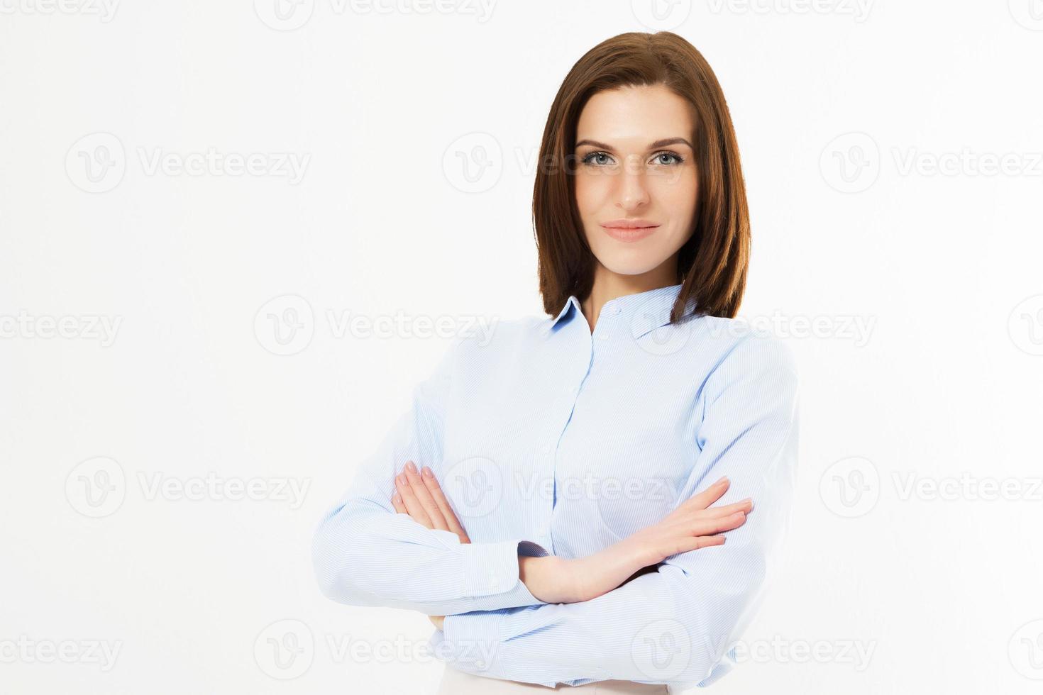 retrato, de, sonriente, mujer de negocios, con, brazos cruzados, aislado, blanco, plano de fondo, espacio de copia foto