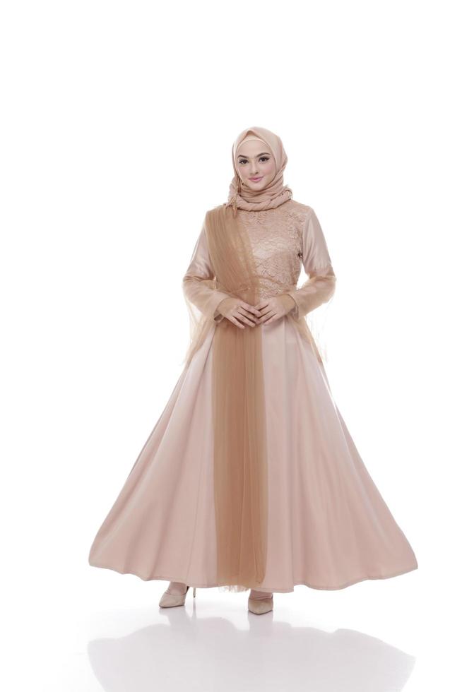 Retrato de cuerpo entero de dama con vestido de novia, maquillaje de boda en hijab. vestido de novia malayo o indonesia, concepto de belleza o eidul fitri. Hermosa mujer musulmana del sudeste asiático posando en traje de islam foto