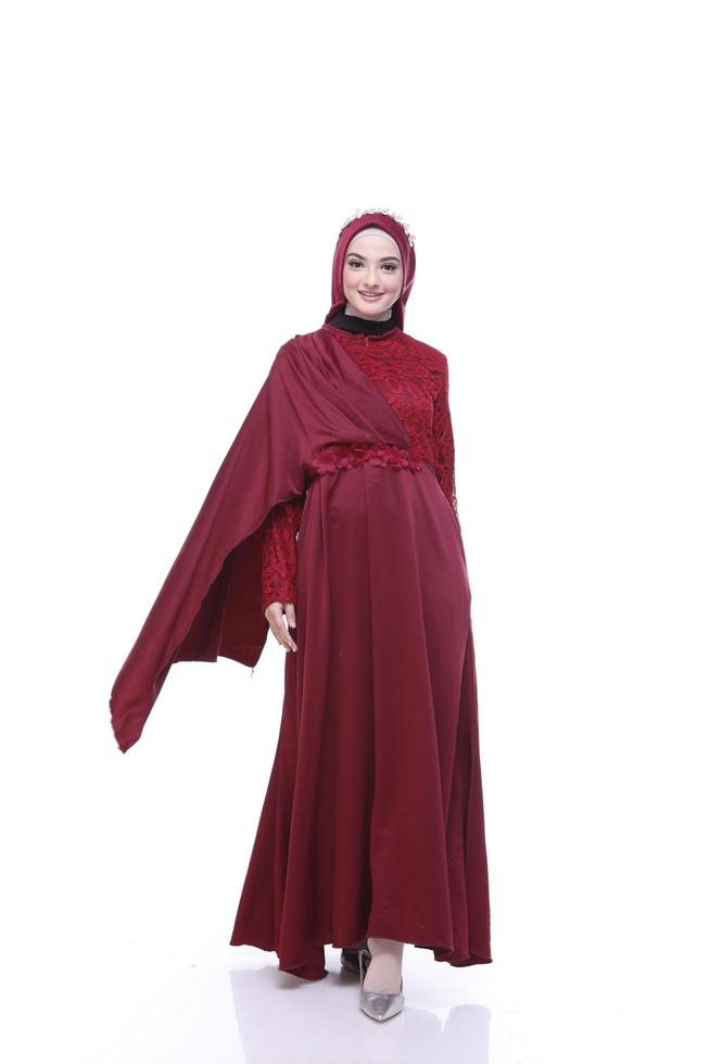 hermosa modelo de mujer islámica que lleva la moda hijab, un traje de estilo de vida moderno para la mujer musulmana. concepto un vestido de novia, belleza o eidul fitri. Una modelo de niña asiática con hiyab en sesión de fotos en interiores