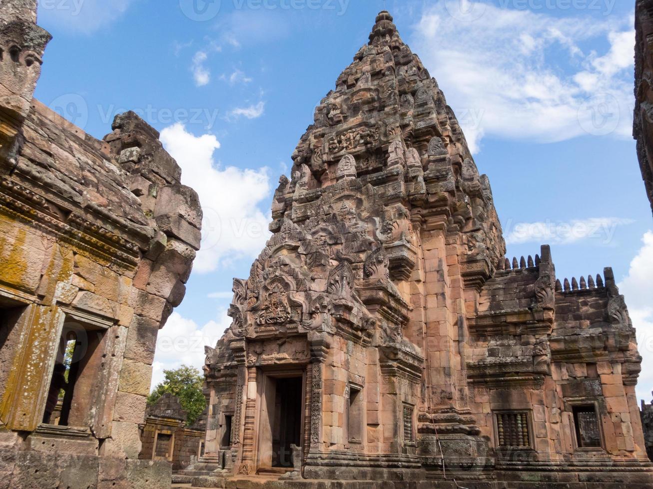 phanom peldaño histórico parkis castle rock arquitectura antigua hace unos mil años en buriram provincethailand foto