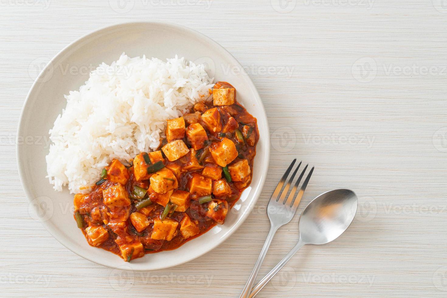 mapo tofu - el plato tradicional de Sichuan de tofu sedoso y carne molida, lleno de mala sabor de aceite de chile y granos de pimienta de Sichuan. foto