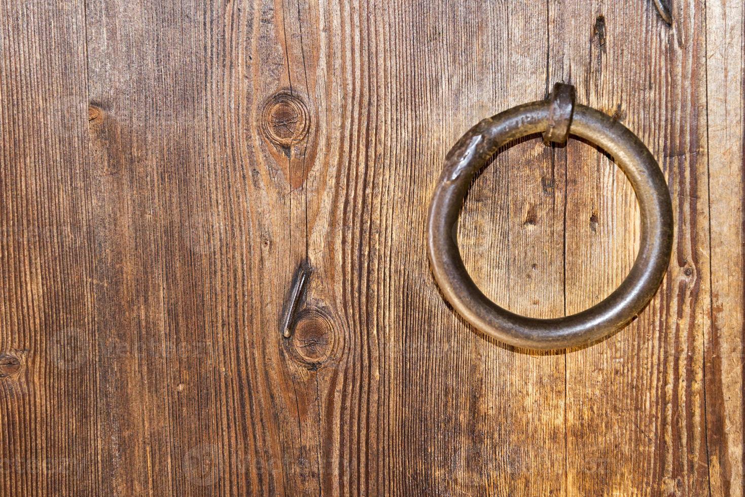 una puerta de madera con un anillo. foto