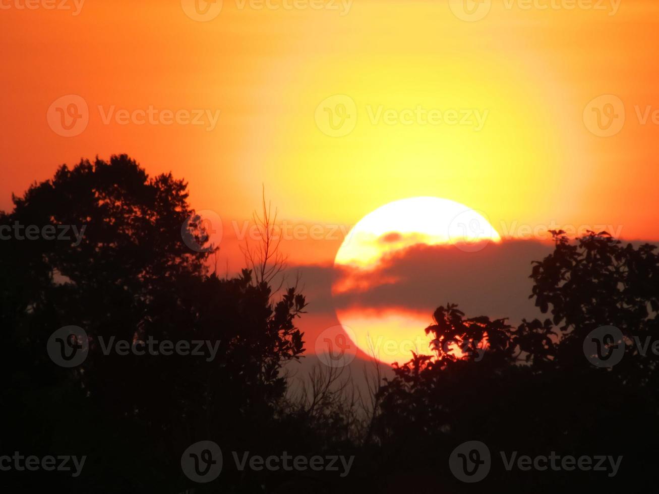 hermosa vista de la puesta de sol roja en la colina foto