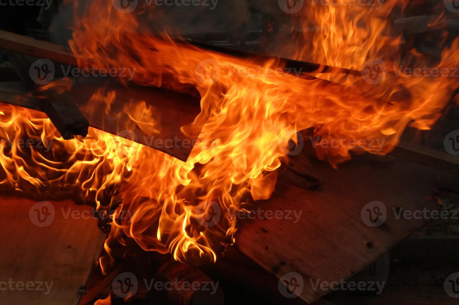 foto genial de fuego en la noche ardiendo