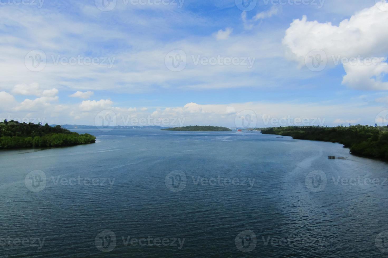 hermosa vista de las aguas de la bahía de la isla de balang, kalimantan foto