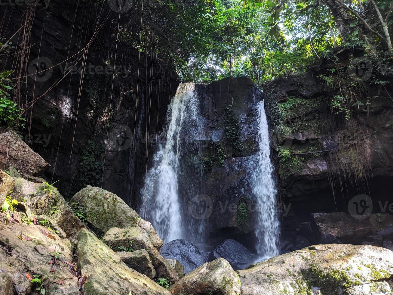 Tour a la cascada de kotabangun en la jungla de kalimantan, indonesia foto
