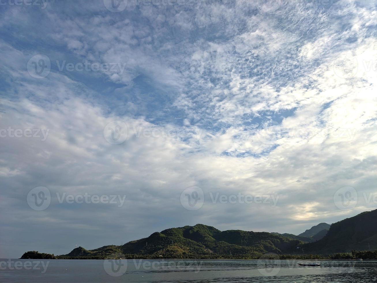 vista de la costa y las colinas de sulawesi indonesia foto