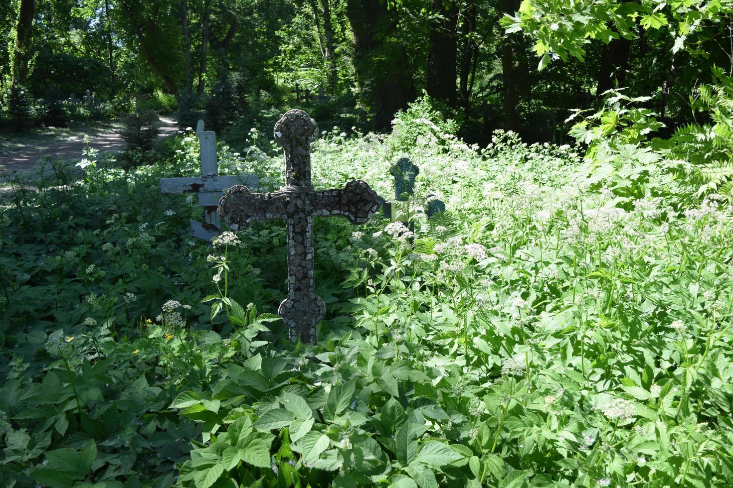 una tumba solitaria abandonada en el antiguo cementerio foto