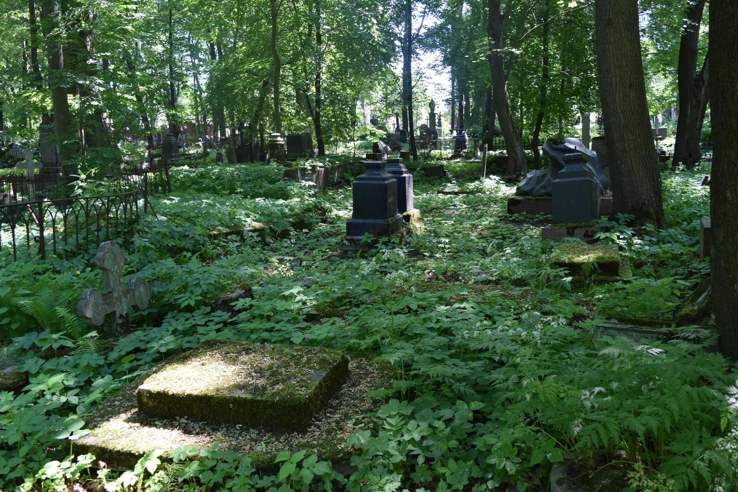 tumbas abandonadas en el antiguo cementerio foto