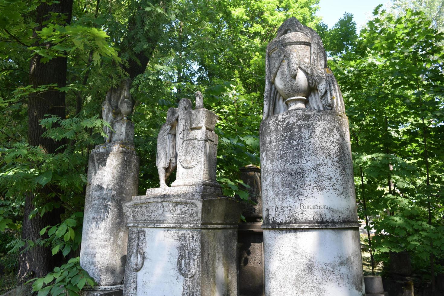 S t. petersburgo, un ángel de lápida en el cementerio ortodoxo de smolensk el 18 de junio de 2021 en st. Petersburgo foto