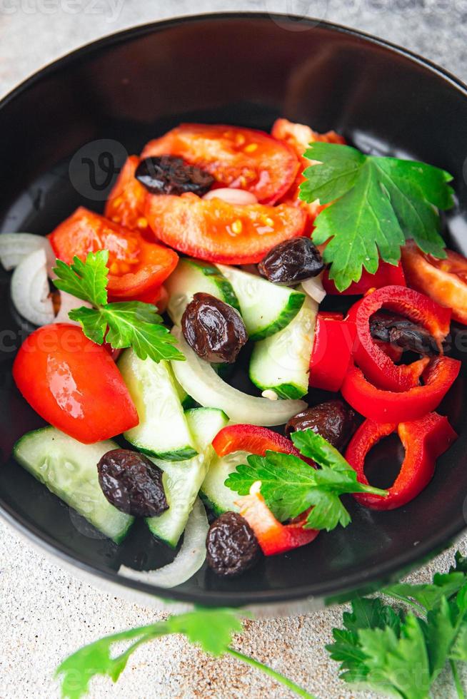 Ensalada de aceitunas y verduras secas a la ensalada griega comida sana comida foto