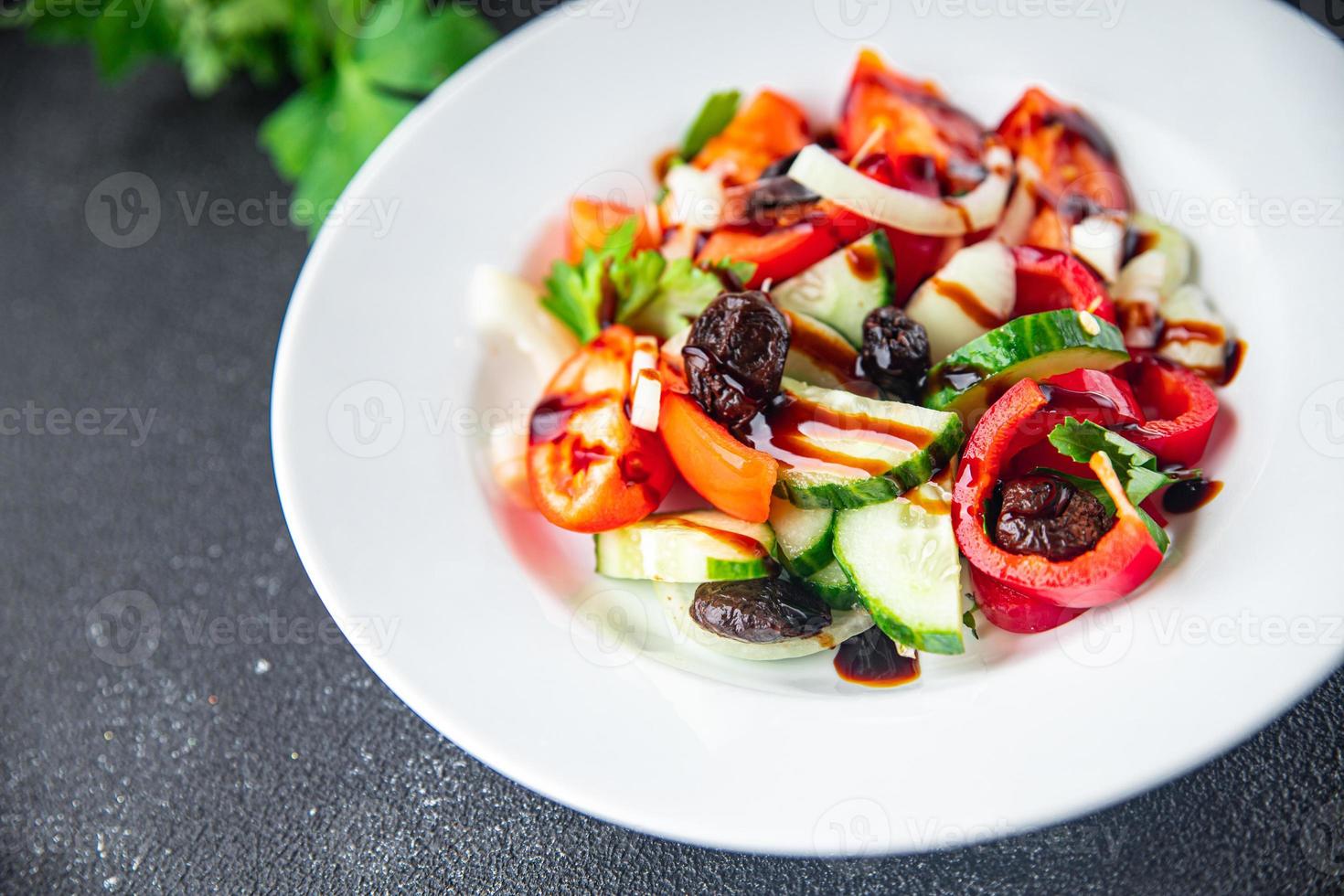 Ensalada de aceitunas y verduras secas a la ensalada griega comida sana comida foto