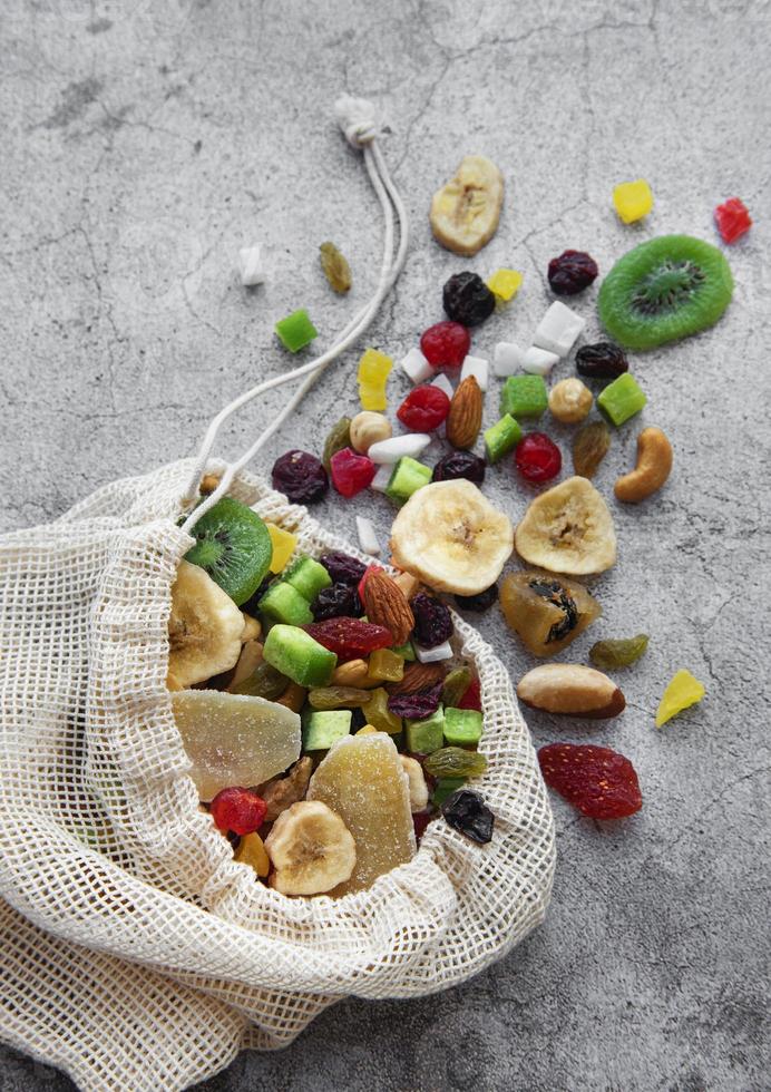 Diferentes frutos secos y nueces en una bolsa ecológica. foto