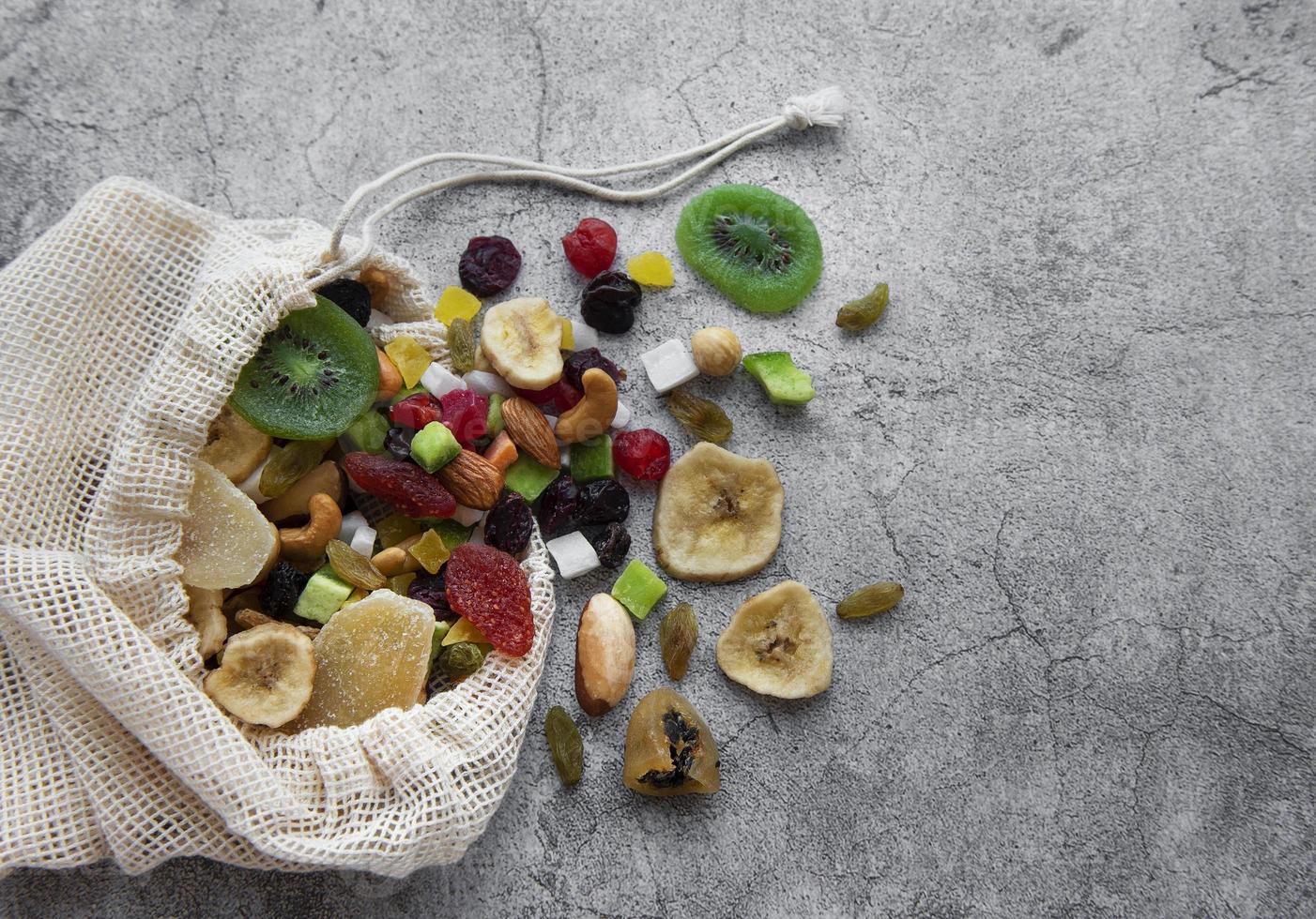 Diferentes frutos secos y nueces en una bolsa ecológica. foto