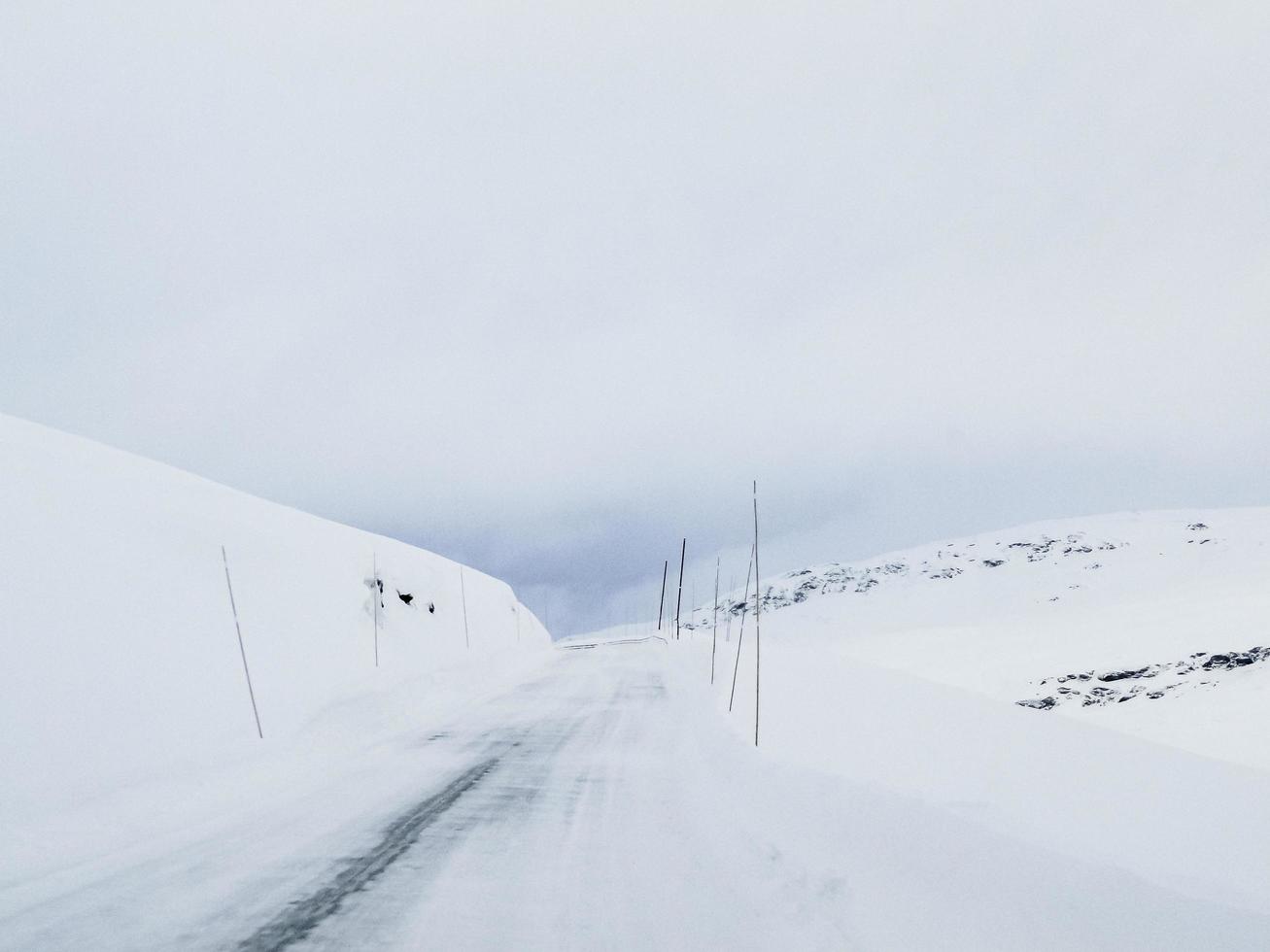 conduciendo por carreteras nevadas y paisajes en noruega. foto