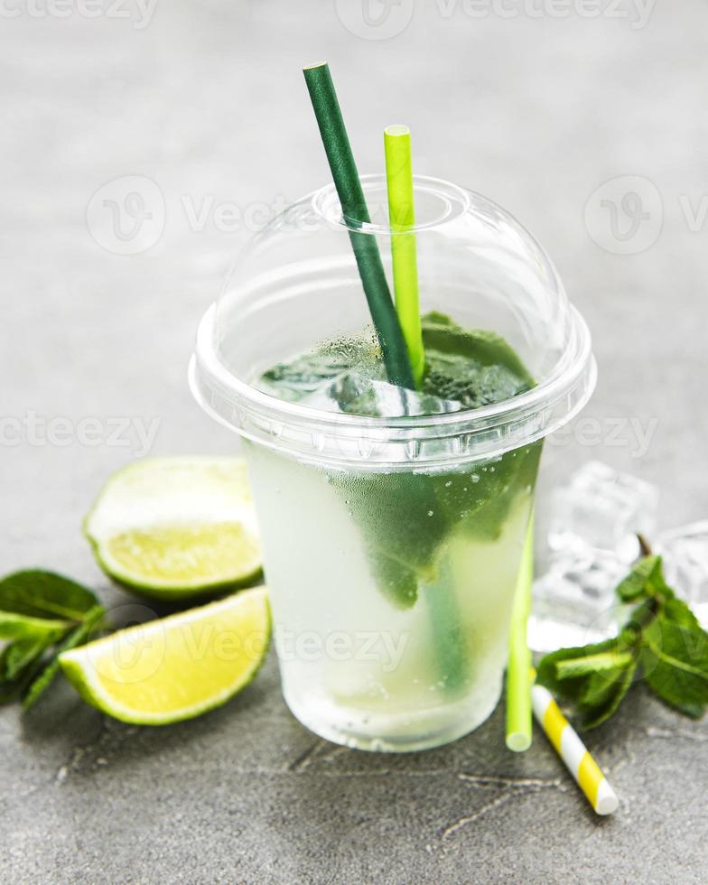 coctel mojito con lima y menta foto