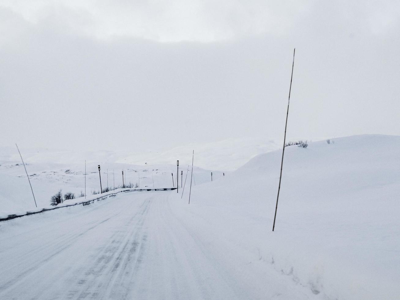 conduciendo por carreteras nevadas y paisajes en noruega. foto