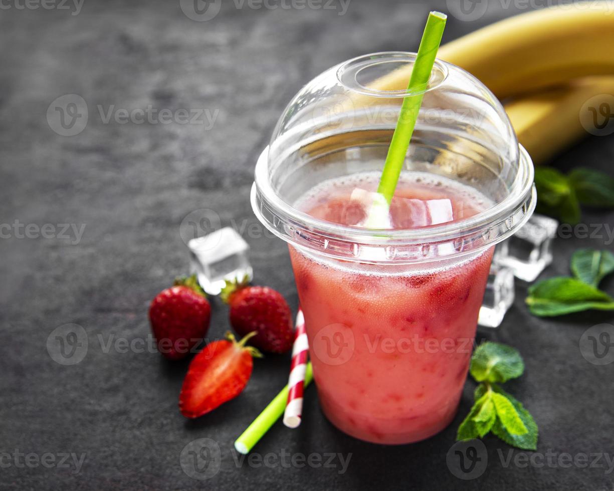 refrescante bebida de verano con fresa foto