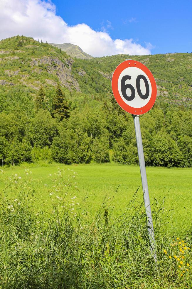 60s zona 60 señal de tráfico alrededor de rojo, noruega. foto