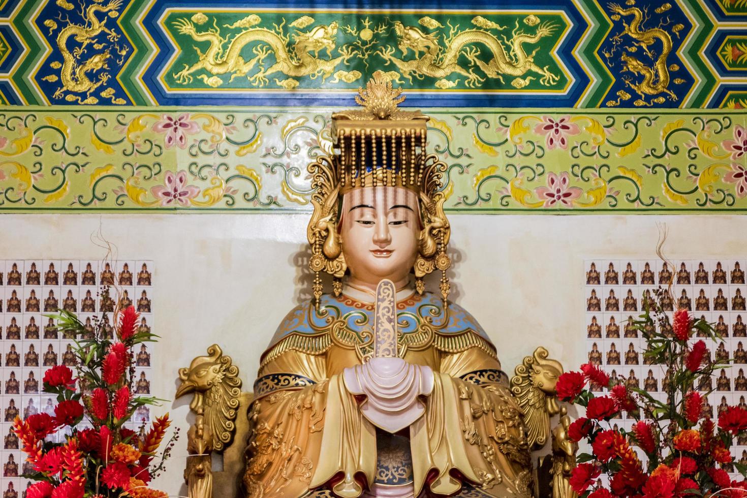 diosa china del mar mazu en la sala de oración del templo de thean hou. foto