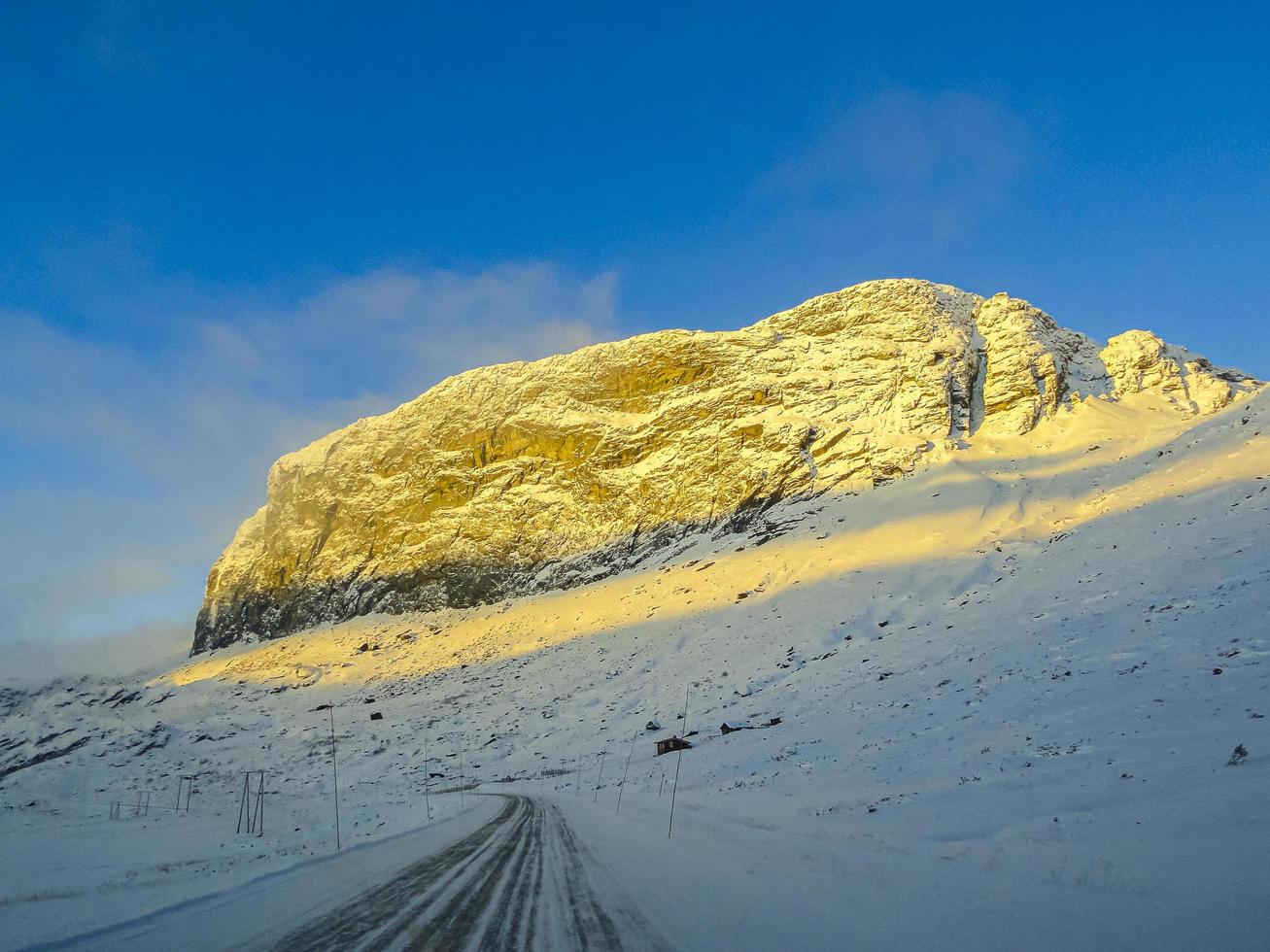 conduciendo al amanecer a través de montañas y bosques en noruega. foto