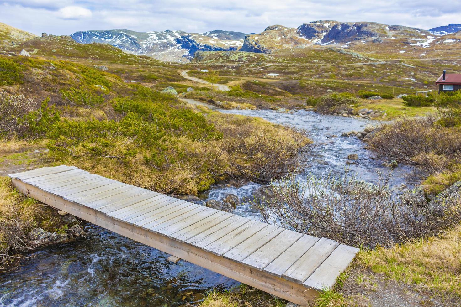 pequeño puente de madera y sendero sobre el río, n hemsedal, noruega. foto