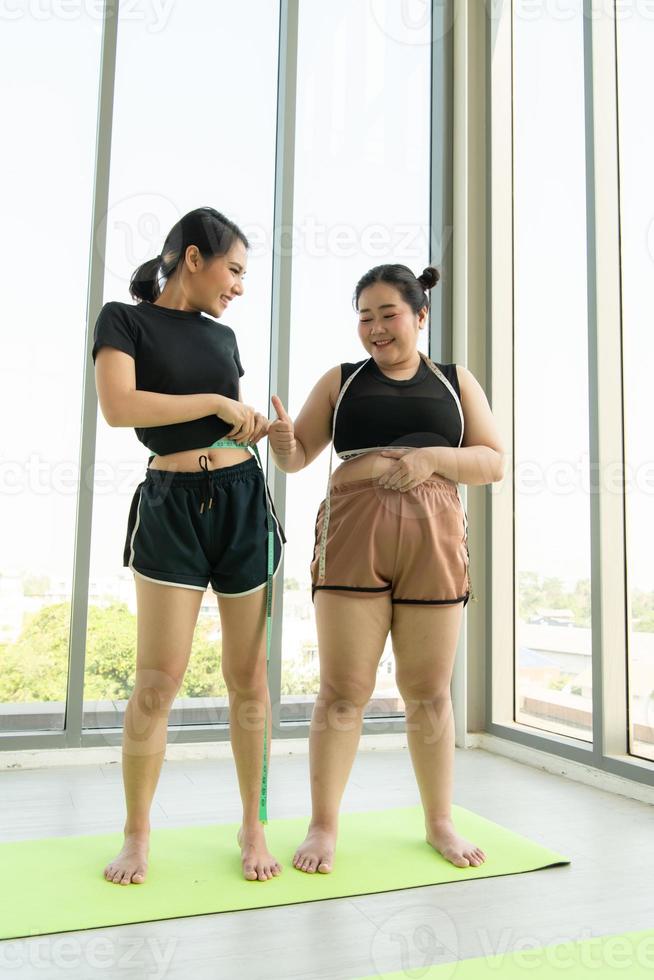 imágenes de mujeres jóvenes, entrenadoras y estudiantes en clases de adelgazamiento para personas con sobrepeso. foto