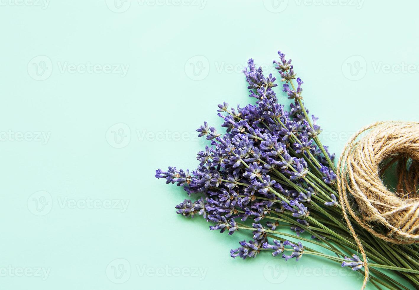 Hermoso ramo de flores de lavanda natural atado con una cuerda 4967668 Foto  de stock en Vecteezy