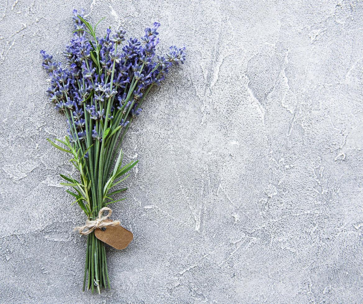 Vista aérea de un paquete de flores frescas de lavanda con etiqueta en blanco foto