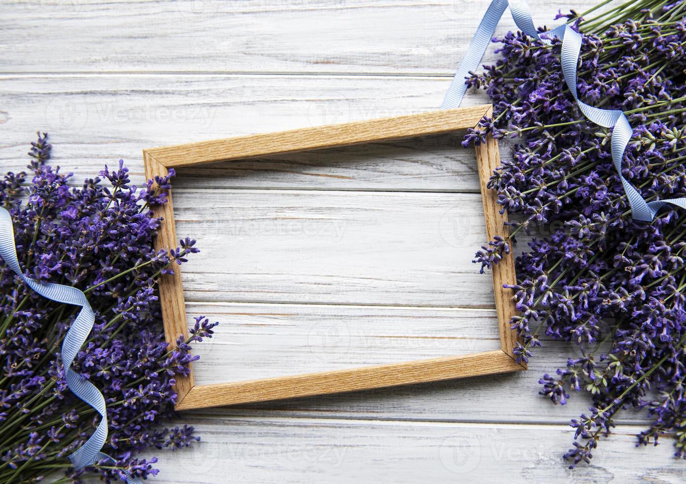 Flores frescas de ramo de lavanda, vista superior sobre fondo de madera blanca foto