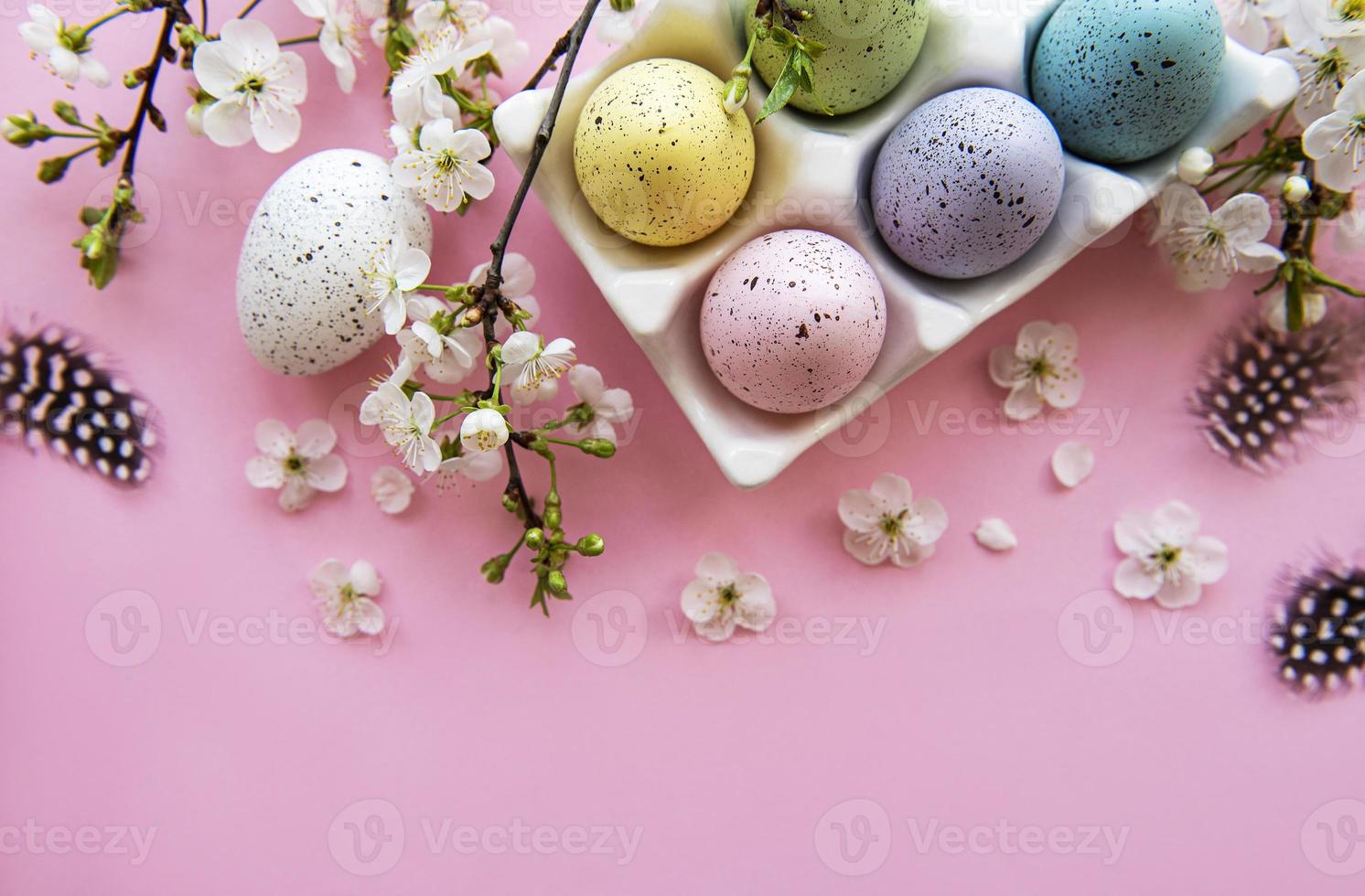 vista superior de huevos de pascua pintados foto