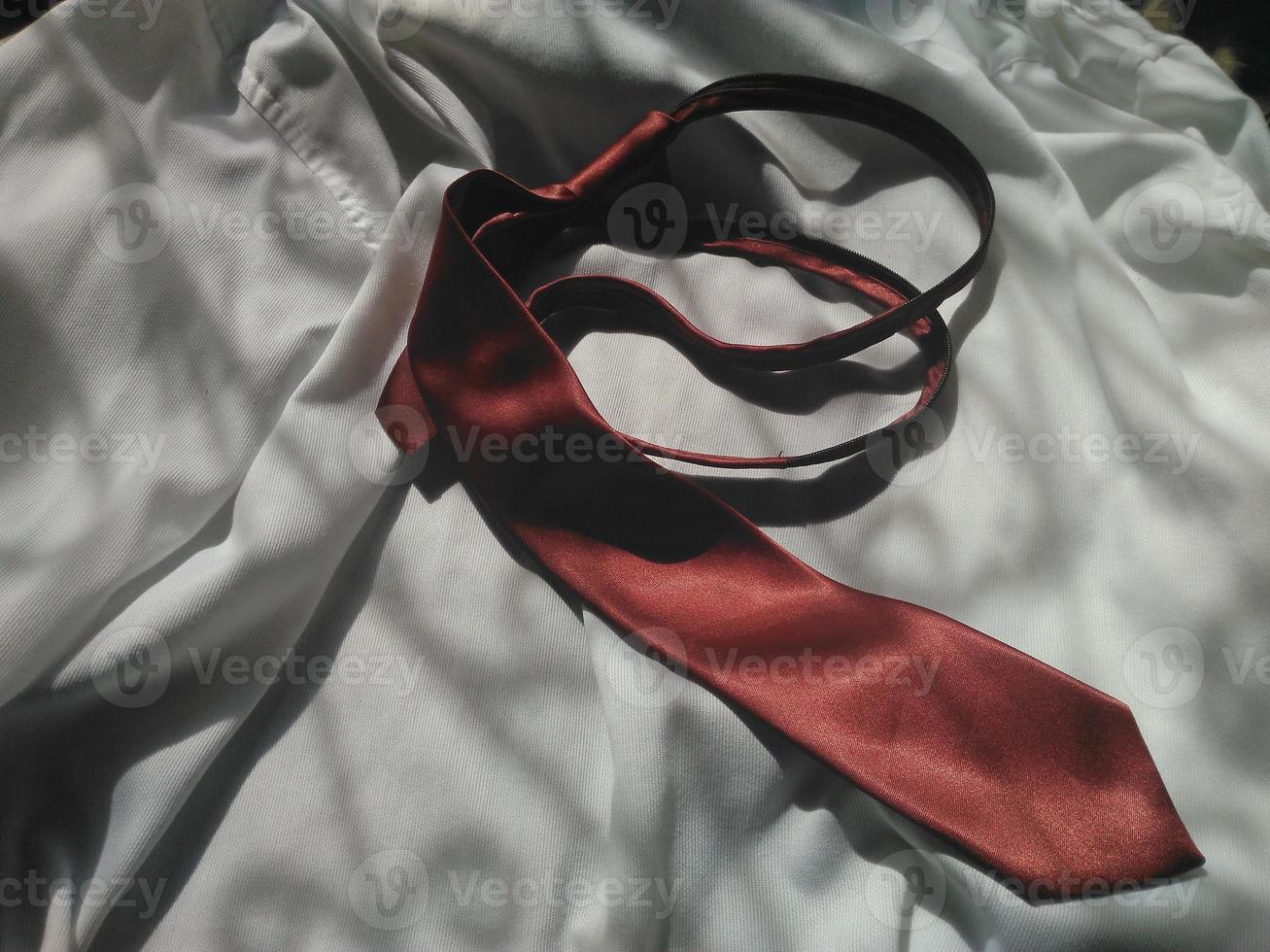 una corbata roja y brillante de una ventana estampada en una camisa blanca. foto