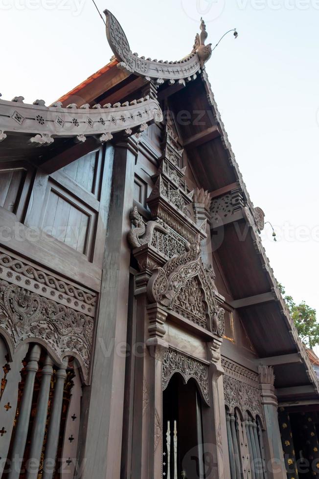 templo de wat chedi luang construido durante el reinado de phaya saen mueang, rey rama vii de la dinastía mangrai, se supone que este templo debería construirse entre be1928 y 1945. foto