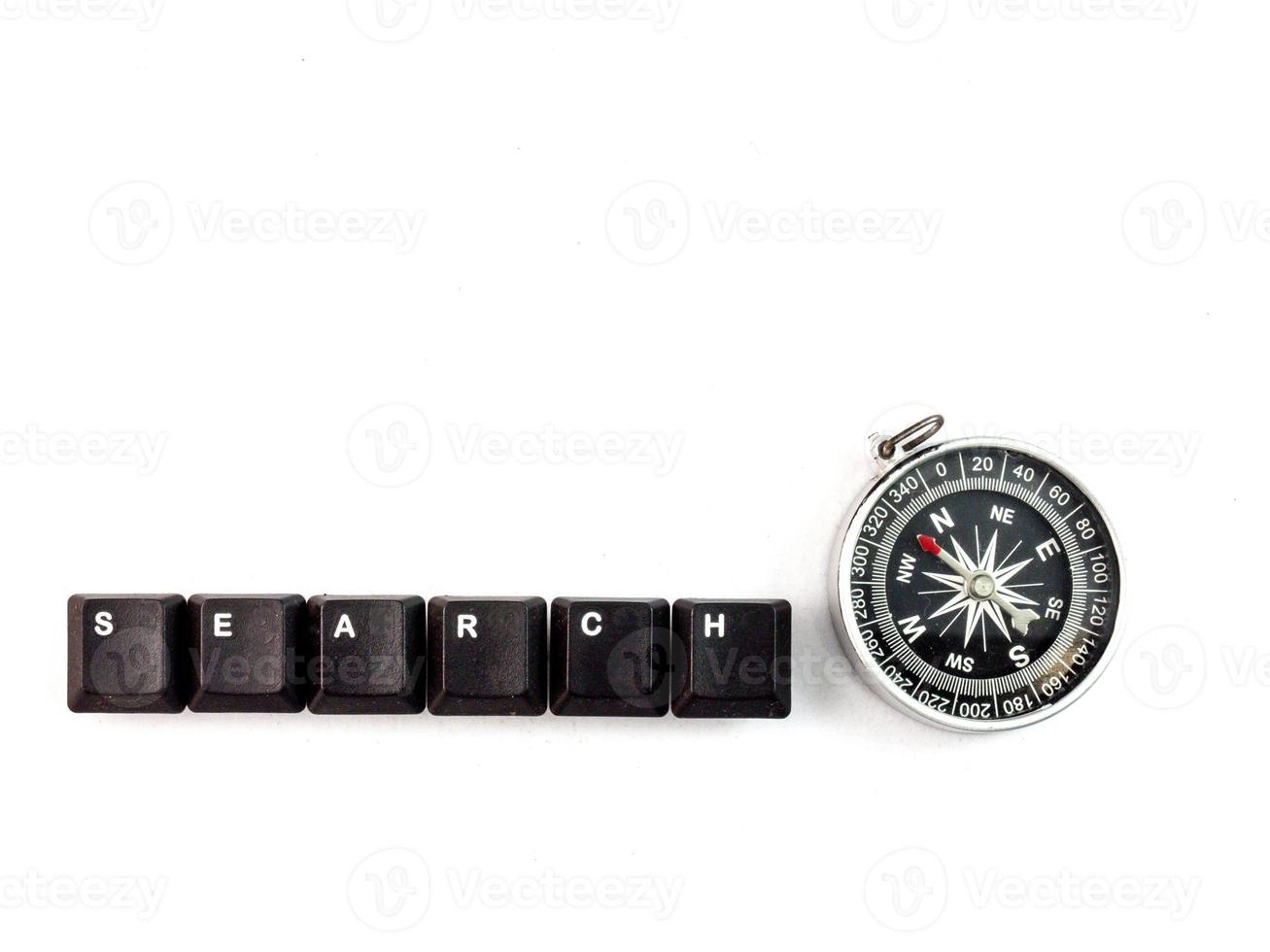 brújula y teclado de salpicaduras de búsqueda debajo del fondo blanco. foto