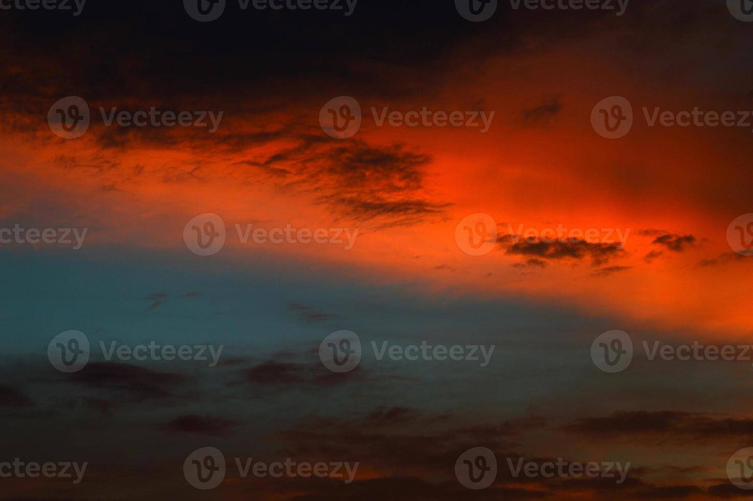 hermoso cielo al atardecer con nubes. cielo abstracto. foto