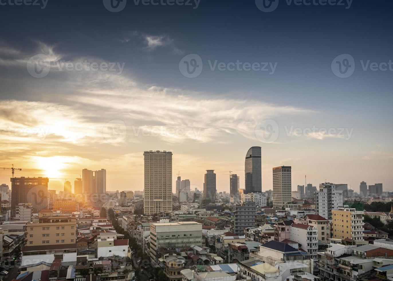 El centro de la ciudad de Phnom Penh, modernos edificios urbanos en Camboya. foto