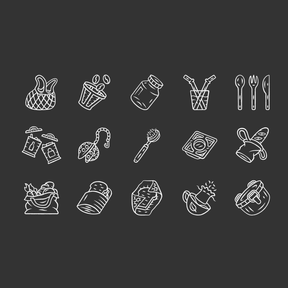 Conjunto de iconos de tiza de cocina de desperdicio cero. cubiertos reutilizables, contenedores de almacenamiento de metal. bolsas reciclables, accesorios para té, café, menaje del hogar. ilustraciones de pizarra vector aislado