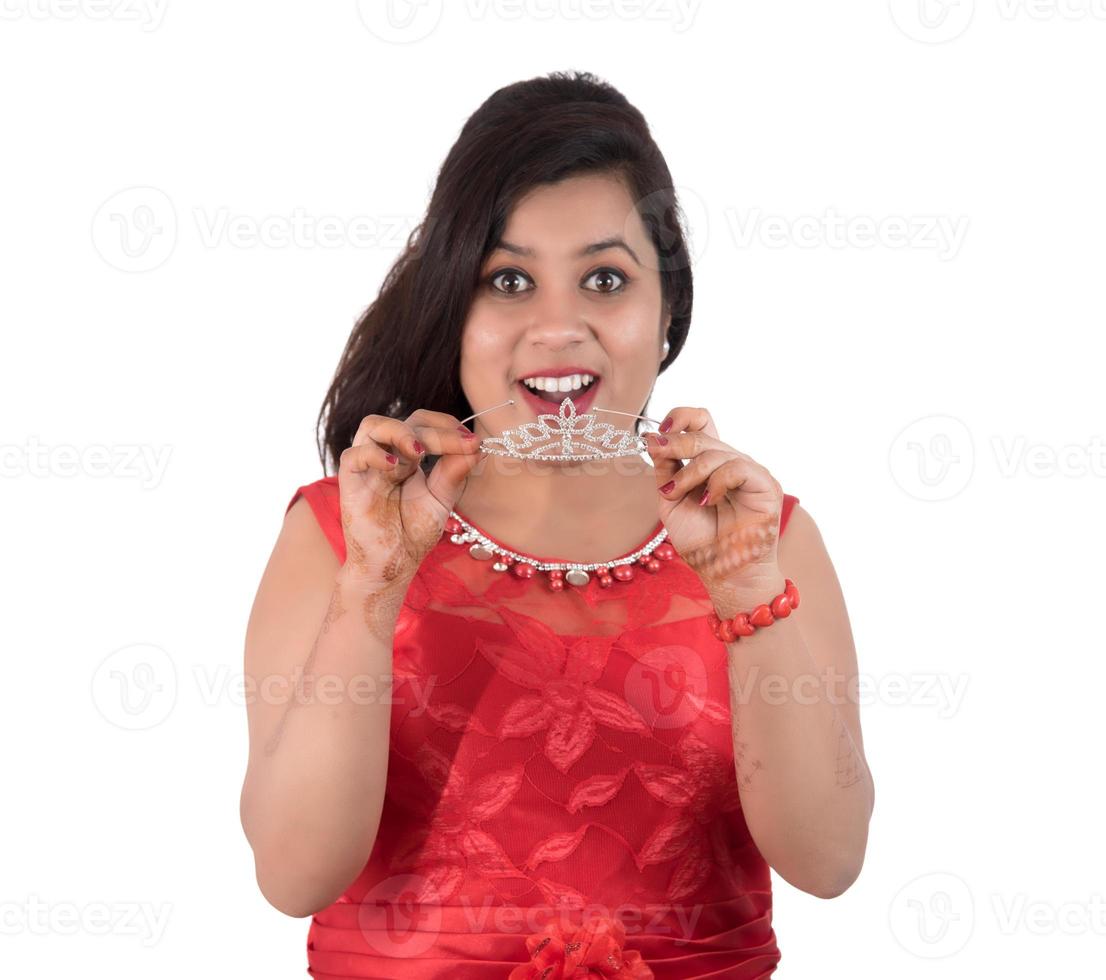 niña en vestido rojo posando sobre fondo blanco foto