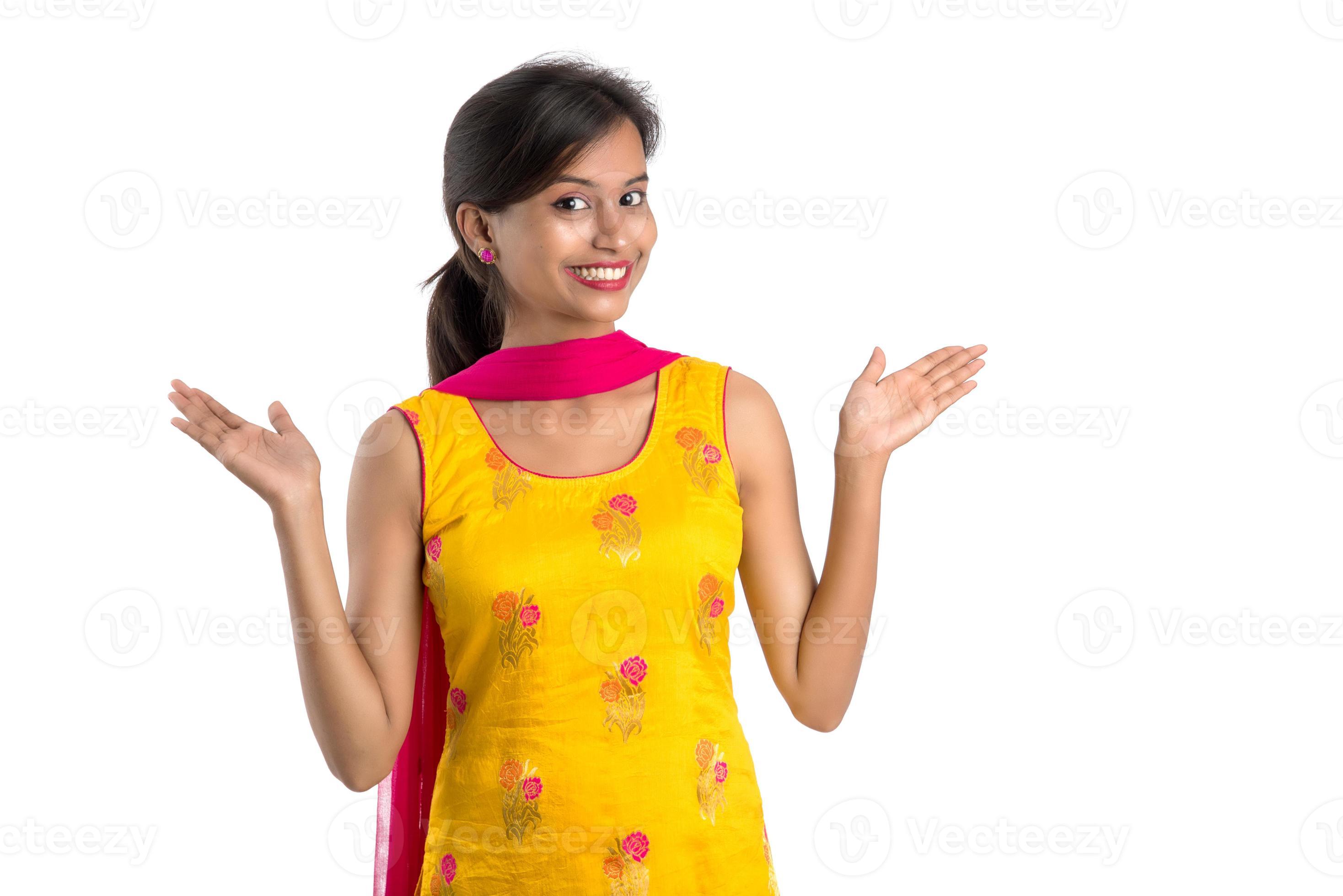 hermosa chica tradicional india posando sobre fondo blanco. foto