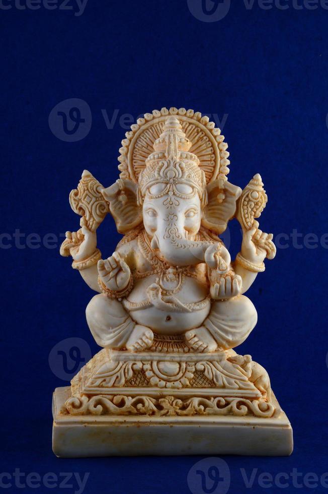 dios hindú ganesha. ídolo de ganesha sobre fondo azul foto