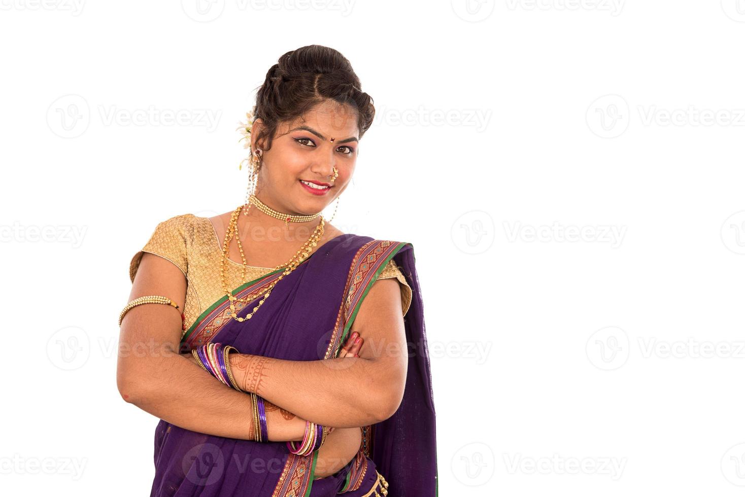 Cerca de la hermosa joven tradicional india en sari sobre fondo blanco. foto