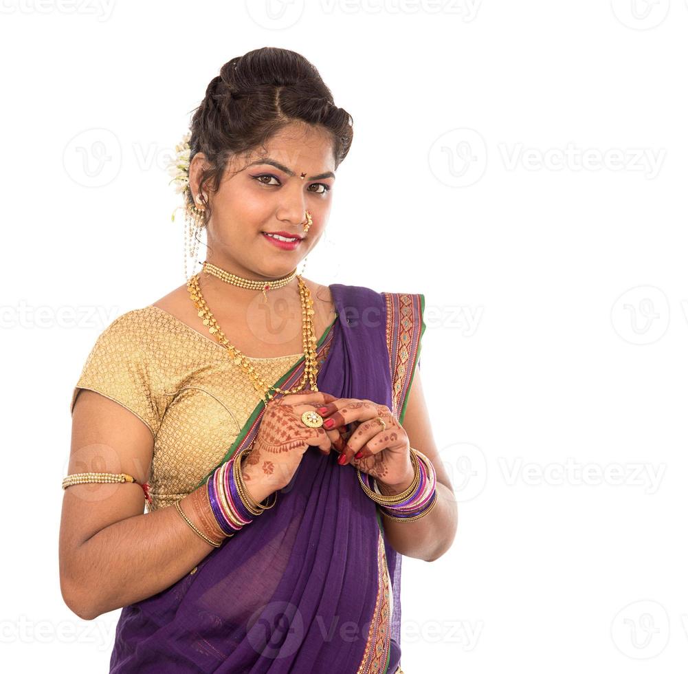 Cerca de la hermosa joven tradicional india en sari sobre fondo blanco. foto