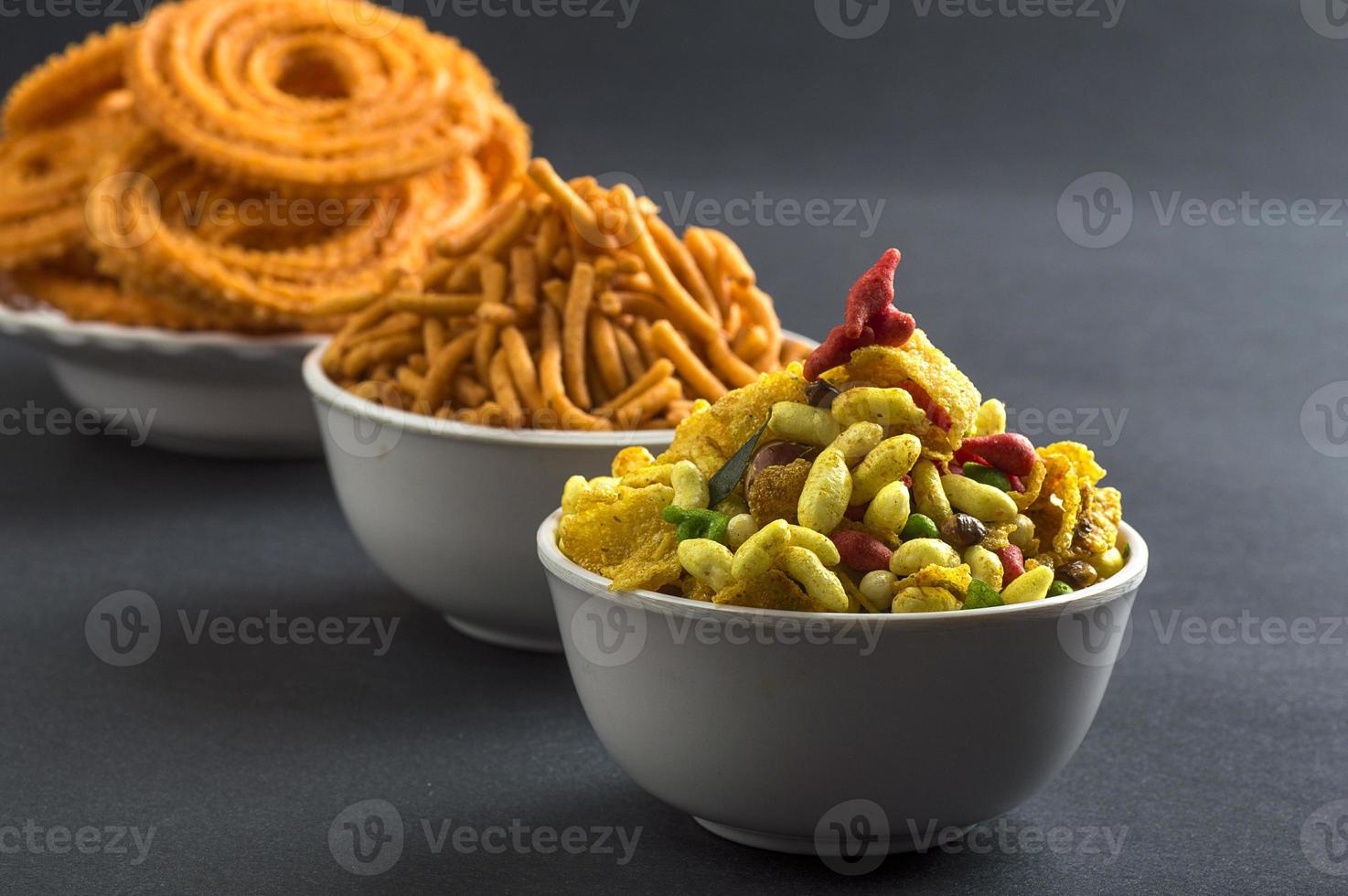 snack indio chakli, chakali o murukku y harina de gramo besan sev y chivada o chiwada. comida diwali foto